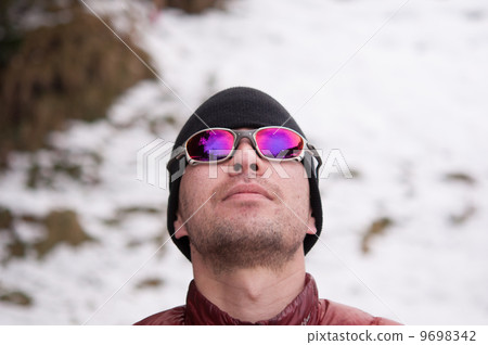 Men who wear sunglasses 9698342