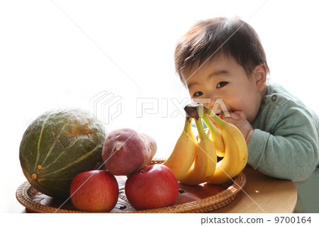 看起來鮮美水果和蔬菜的孩子 9700164