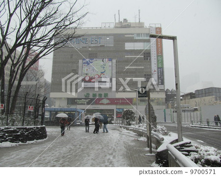 Shinjuku Station heavy snowy day 9700571