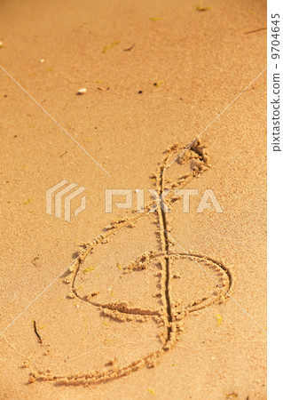 Violin key treble clef drawn in sand Violin key treble clef drawn in sand 9704645