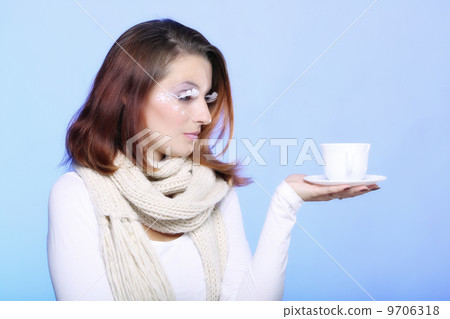 Winter makeup woman with cup of hot beverge Winter makeup woman with cup of hot beverge 9706318