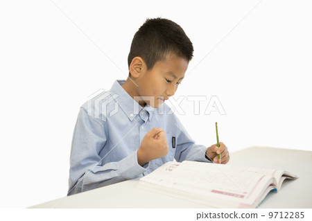 一個男孩在學習 9712285