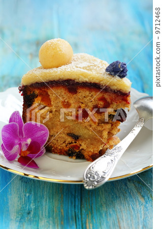 Festive easter cake and flower. 9712468