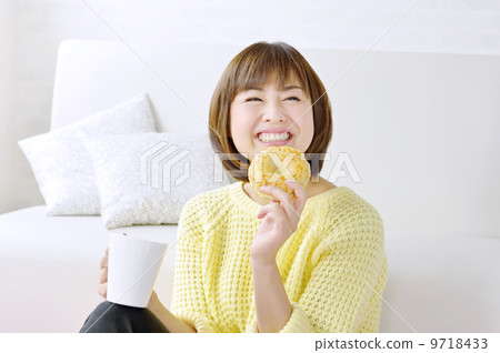 Young woman drinking coffee Young woman drinking coffee 9718433