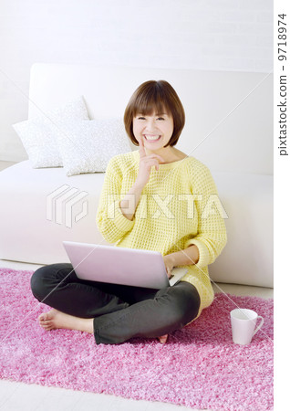 使用一台筆記本電腦的女人 使用一台筆記本電腦的女人 9718974