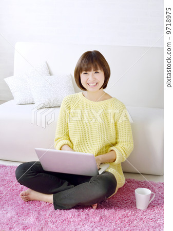使用一台筆記本電腦的女人 9718975