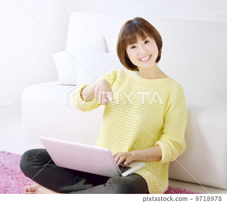 使用一台筆記本電腦的女人 使用一台筆記本電腦的女人 9718978
