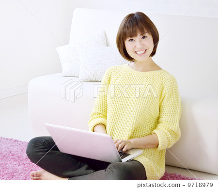使用一台筆記本電腦的女人 使用一台筆記本電腦的女人 9718979