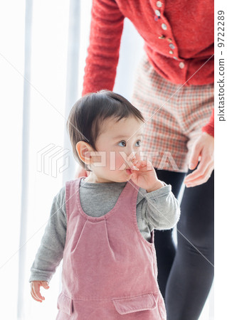 One year old girl and mama 9722289