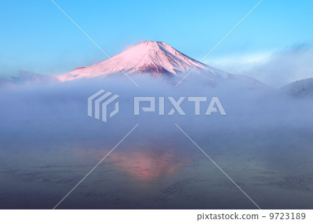 富士山在晨霧中 富士山在晨霧中 9723189