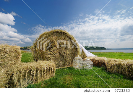 Rolls of hay as a wedding decoration Rolls of hay as a wedding decoration 9723283
