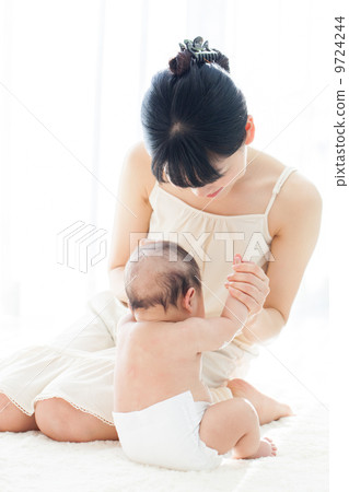 4個月大的嬰兒和母親 4個月大的嬰兒和母親 9724244