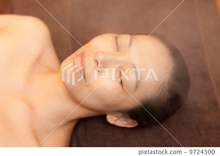 A beauty steamer and a female customer in her 40s A beauty steamer and a female customer in her 40s 9724300