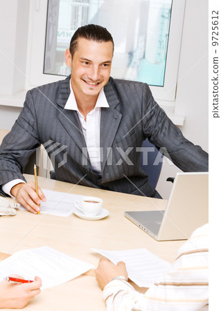 Young businessman having a conversation 9725612