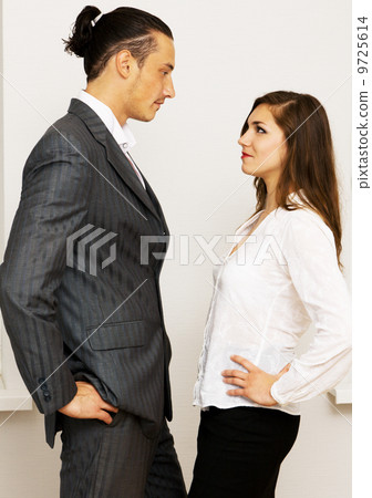 Young businessman and woman having an argument 9725614