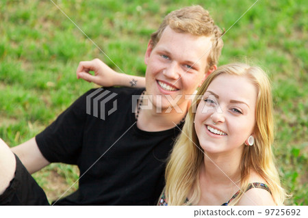 Cheerful teenagers 9725692