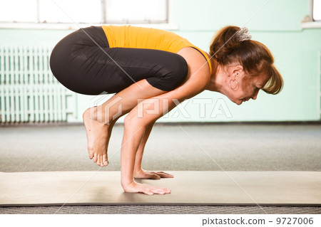 Mature woman exercising yoga 9727006