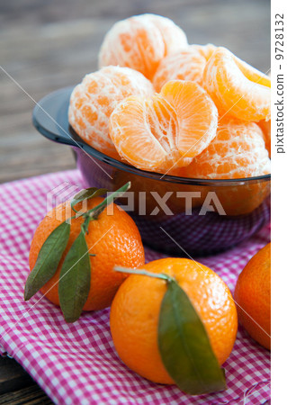 Peeled tangerines on a table 9728132