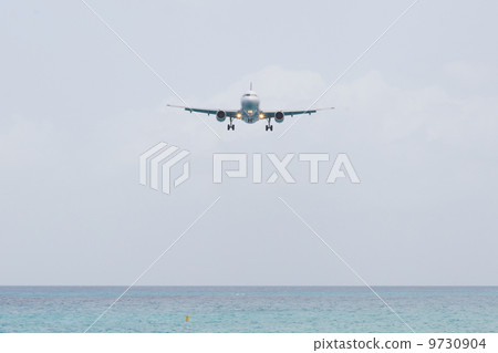 Unrecognisable airplane landing 9730904