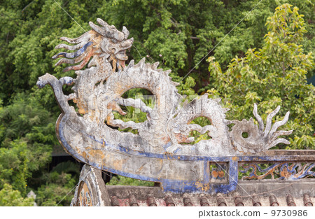 Chinese dragon ornament on a rooftop Chinese dragon ornament on a rooftop 9730986