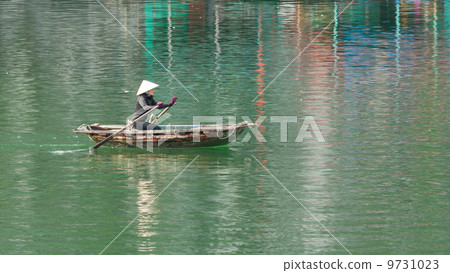HA LONG BAY, VIETNAM AUG 10, 2012 - Food seller in boat. Many Vi HA LONG BAY, VIETNAM AUG 10, 2012 - Food seller in boat. Many Vi 9731023