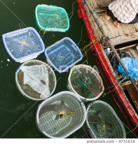 HA LONG BAY, VIETNAM AUG 10, 2012 - Food seller in boat. Many Vi HA LONG BAY, VIETNAM AUG 10, 2012 - Food seller in boat. Many Vi 9731618
