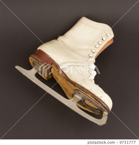 Very old figure skate 9731777