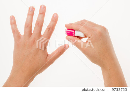 Painting female fingernails 9732733