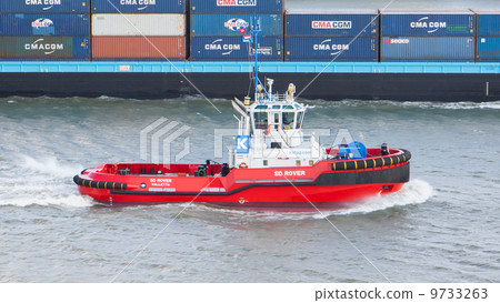 Red tug 9733263