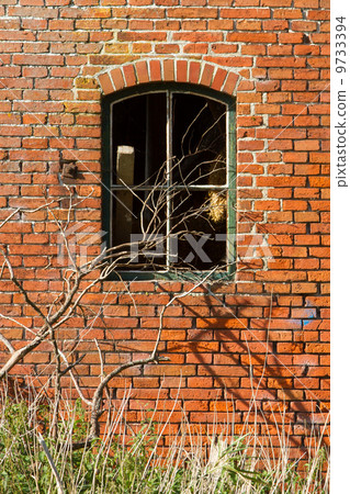 Broken window 9733394