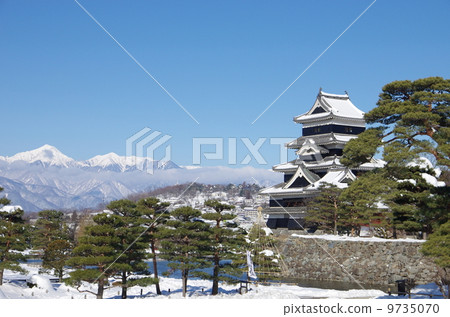 國寶雪景松本城和北阿爾卑斯山 9735070