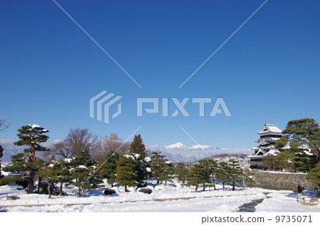 國寶雪景松本城和北阿爾卑斯山 9735071
