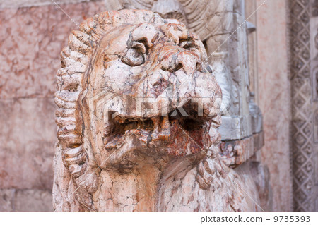 Italy, Ravenna lion statue 9735393