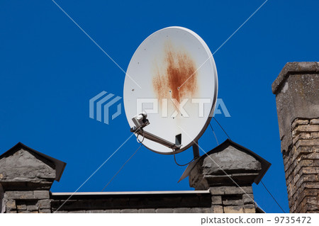 Old rusty satellite dish 9735472