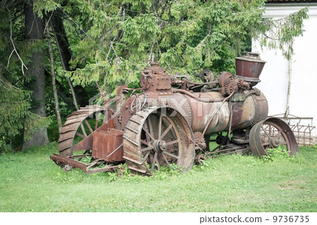 Old rusty farming tractor Old rusty farming tractor 9736735