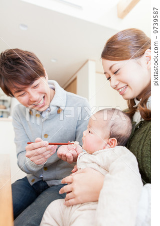 Beginning to eat 9739587