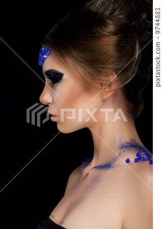 Vogue. Artistic Profile of Young Woman with Trendy Glamorous Makeup 9744881