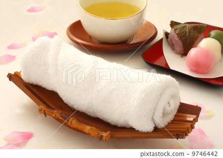 Wet blind hospitality Japanese sweets Hanami Japanese tea cherry blossom petal White background Wet blind hospitality Japanese sweets Hanami Japanese tea cherry blossom petal White background 9746442