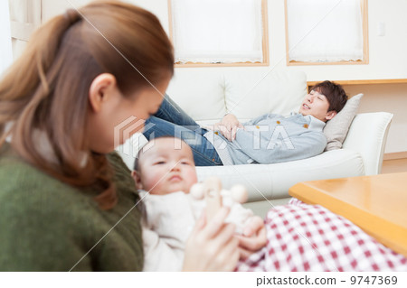 家 父母和小孩 親子 9747369