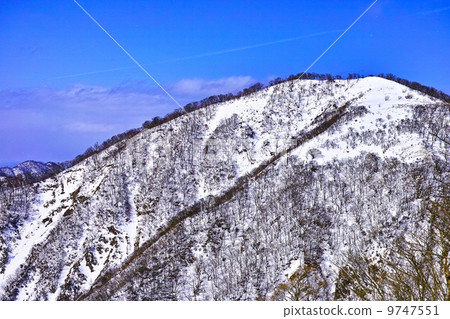 冬天的山 9747551