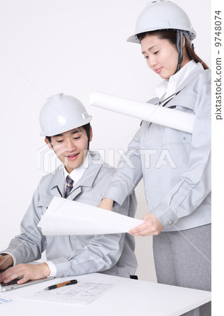 員工穿著制服看文件 員工穿著制服看文件 9748074