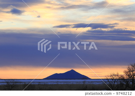 騎在雪地裡的山 9748212