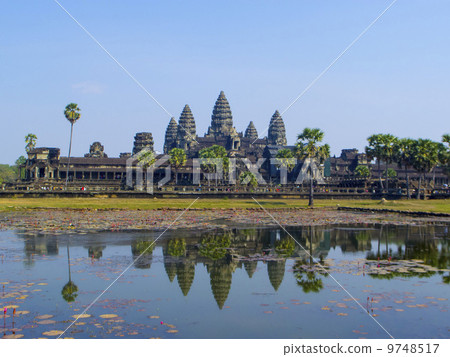 Angkor Wat on a sunny day 9748517