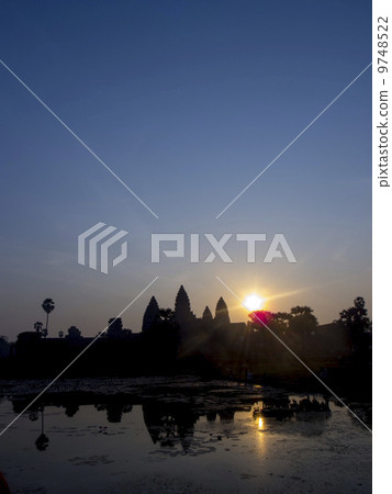 Angkor at sunrise 9748522