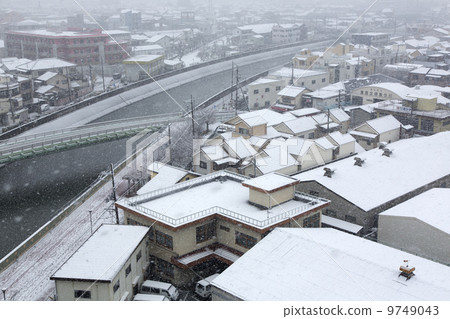 雪域城市的街道 9749043