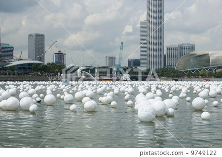 漂浮在新加坡濱海灣的海灘球 漂浮在新加坡濱海灣的海灘球 9749122
