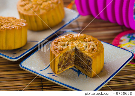 圖庫照片: mooncake and tea,chinese mid autumn festival food.