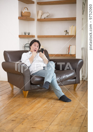 Male male smartphone surprised whole body Male male smartphone surprised whole body 9752060