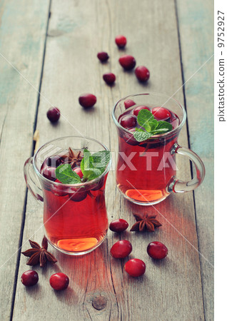 Mulled wine with fresh cranberry 9752927