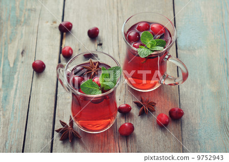 Mulled wine with fresh cranberry 9752943